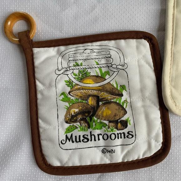 ✨SOLD✨ Set of 2 Mushroom Potholders - NWT - Picture 4 of 6